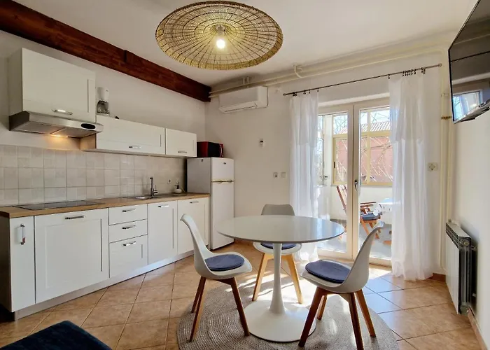 Aleksandar Apartman *